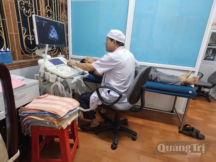 Đồng chí Nguyễn Năng Thuận, Giám đốc Trung tâm khám bệnh, chữa bệnh và chăm sóc sức khỏe cán bộ tỉnh đang khám sức khỏe cho cán bộ - Ảnh: L.M