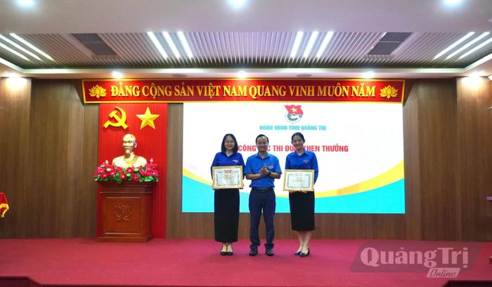 Đại diện lãnh đạo Tỉnh đoàn trao bằng khen cho tập thể và cá nhân vì đã có thành tích xuất sắc trong triển khai thực hiện Chiến dịch Thanh niên tình nguyện hè năm 2026 - Ảnh: H.T