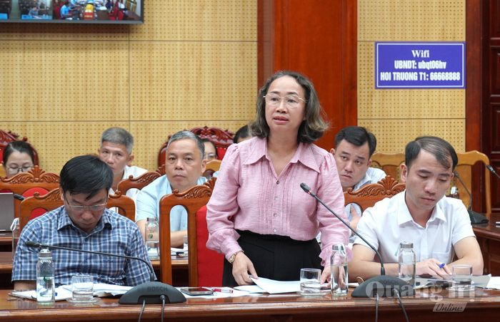 Đại diện lãnh đạo xã Khe Sanh báo cáo tình hình giải nguồn vốn Chương trình mục tiêu quốc gia trên địa bàn xã - Ảnh: C.H