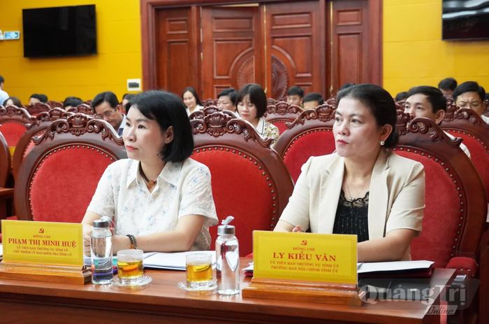 Các đại biểu tham dự phiên họp - Ảnh: X.P