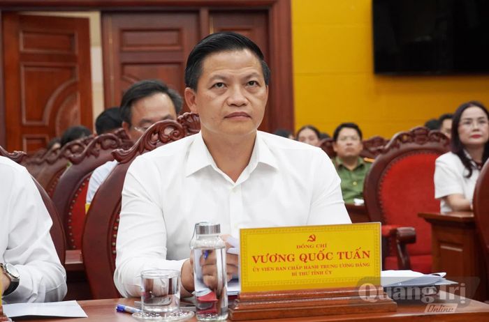 Đồng chí Vương Quốc Tuấn, Bí thư Tỉnh ủy, Trưởng ban Chỉ đạo về phát triển khoa học, công nghệ, đổi mới sáng tạo và chuyển đổi số tỉnh tham dự phiên họp tại điểm cầu Tỉnh ủy Quảng Trị - Ảnh: X.P