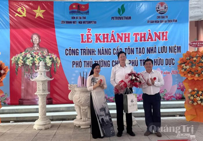 Đại diện lãnh đạo xã Triệu Bình tặng hoa cho nhà tài trợ - Ảnh: M.T