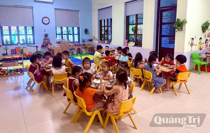 Bữa ăn của trẻ Trường mầm non Hoa Hồng - Ảnh: H.N