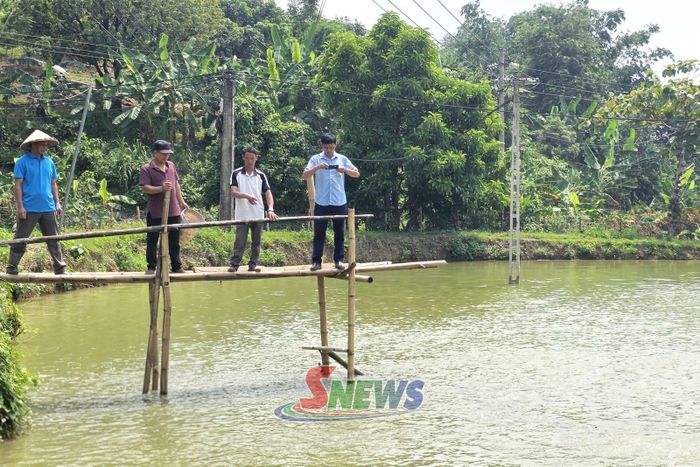 Mô hình nuôi cá của nhân dân bản Tà Lọt mang lại thu nhập ổn định.