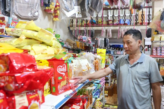 Người dân mua sắm tại cửa hàng tạp hoá trên địa bàn xã.