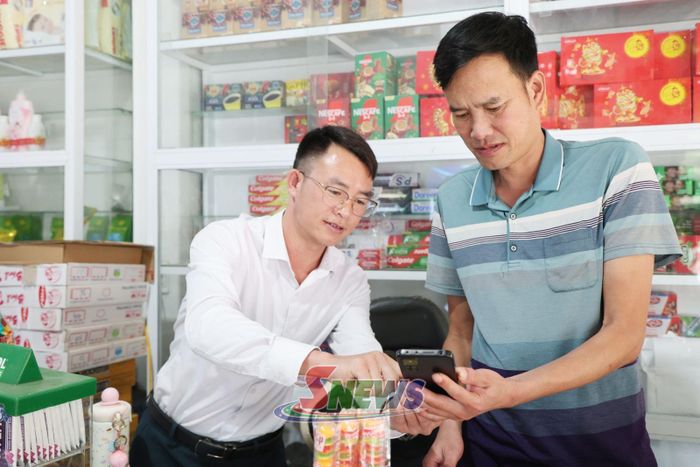 Cán bộ xã Chiềng Mai hướng dẫn hộ kinh doanh kê khai, nộp thuế.