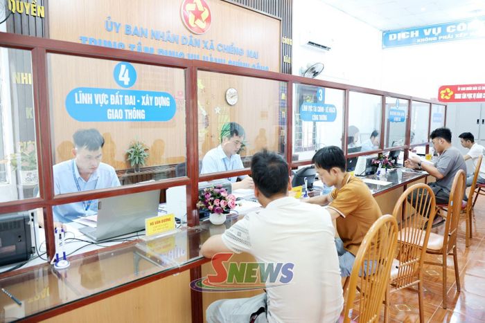 Giải quyết thủ tục hành chính cho nhân dân tại Trung tâm Phục vụ hành chính công xã Chiềng Mai.