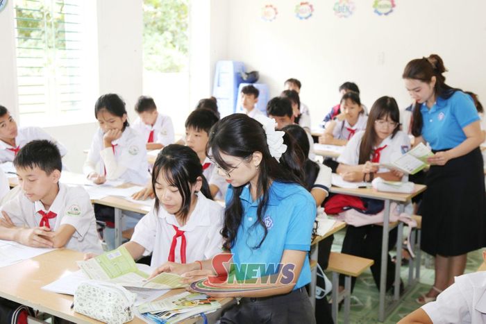 Viên chức BHXH tỉnh tuyên truyền lợi ích khi tham gia BHYT cho học sinh Trường Tiểu học và THCS Chiềng An, phường Chiềng An.