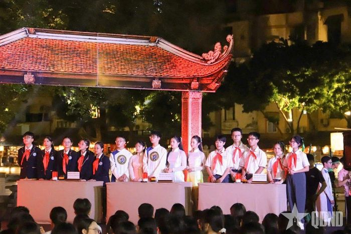 Ba đội chơi tại cuộc thi “Tìm hiểu Di tích Quốc gia đặc biệt Văn Miếu - Quốc Tử Giám”.