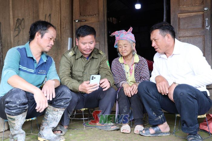 Người dân bản Chiềng Công tra cứu dịch vụ công trực tuyến trên điện thoại thông minh.