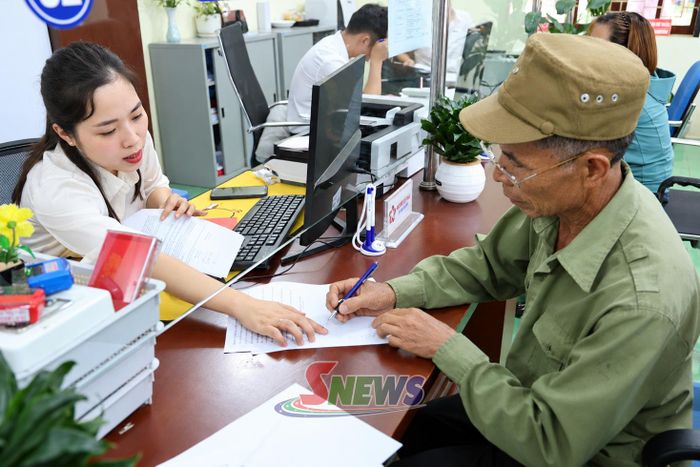 Công chức xã Mai Sơn hướng dẫn người dân thực hiện thủ tục hành chính.