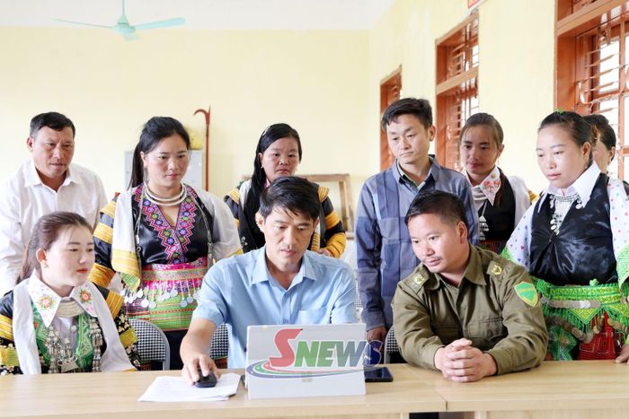 Thành viên Tổ công tác “Ngày thứ Bảy về với dân” của Đảng ủy xã Chiềng Hoa hướng dẫn người dân bản Chiềng Công thực hiện dịch vụ công trực tuyến. 