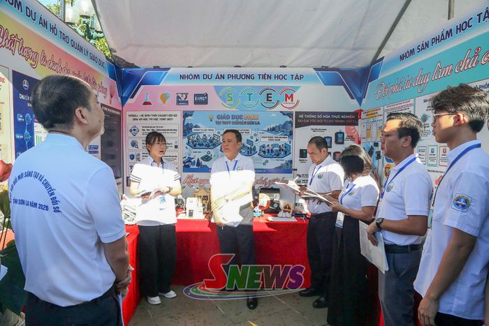 Đại diện Trường THPT Chuyên Sơn La thuyết minh, giới thiệu các sản phẩm, giải pháp mới.