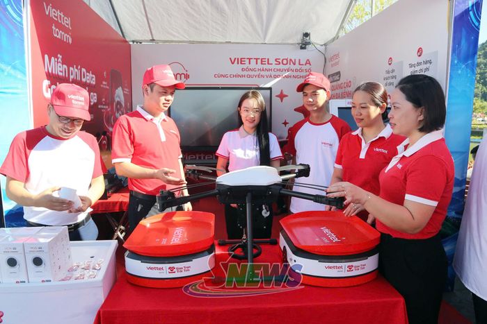 Trải nghiệm sản phẩm, giải pháp công nghệ tại các gian hàng Viettel Sơn La.