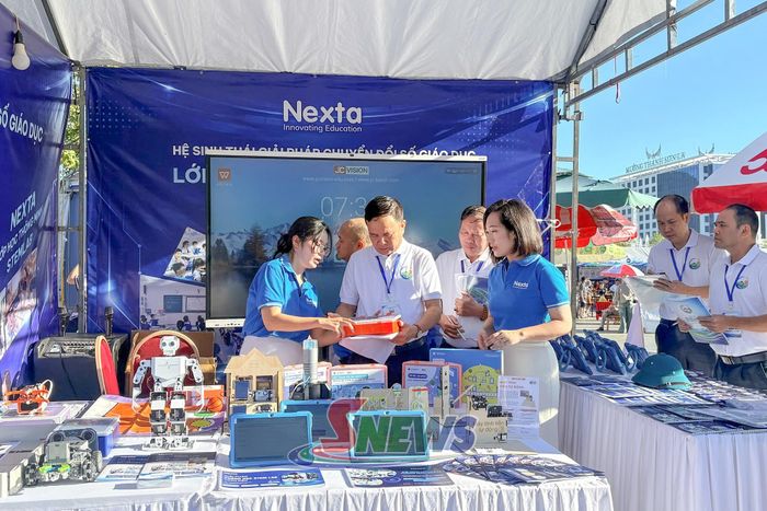 Ban Giám khảo chấm thi tại gian hàng Công ty cổ phần Công nghệ Giáo dục Nexta.