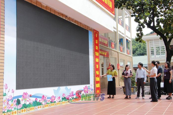 Phường Chiềng Cơi đầu tư màn hình LED cho trường THCS Hoàng Quốc Việt. 