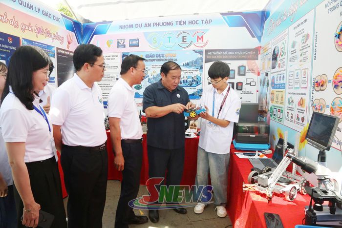 Các đại biểu tham quan gian hàng tại Ngày hội.
