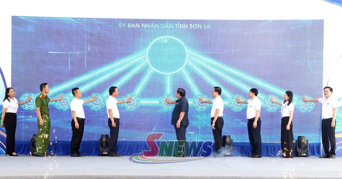 Các đại biểu thực hiện nghi thức phát động Ngày hội Đổi mới sáng tạo và chuyển đổi số tỉnh Sơn La năm 2026.
