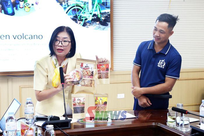 Chuyên gia góp ý cho việc thiết kế bao bì và câu chuyện thương hiệu.