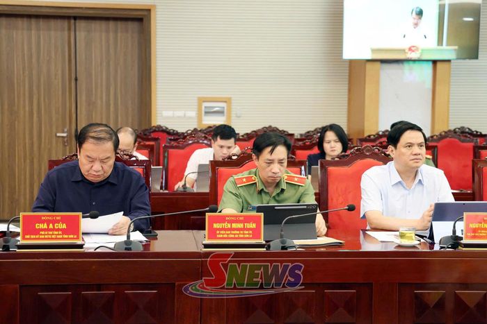Các đại biểu dự phiên họp.
