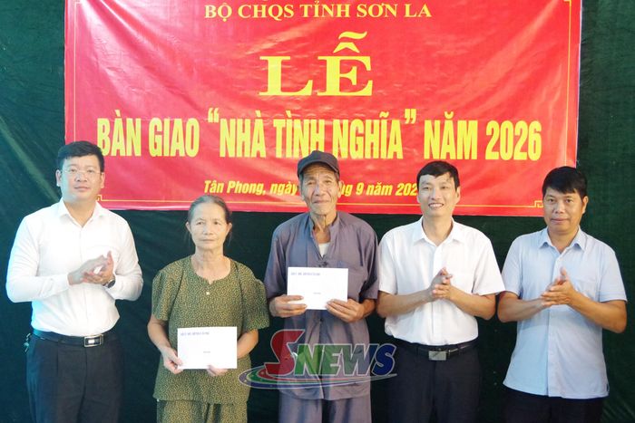 Lãnh đạo xã Tân Phong tặng quà cho các gia đình chính sách.