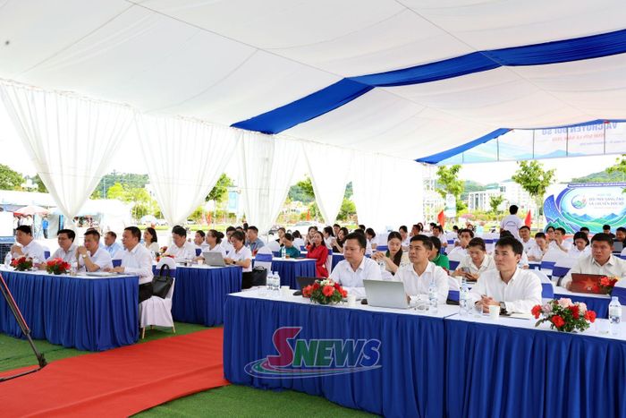 Các đại biểu tham gia diễn đàn.