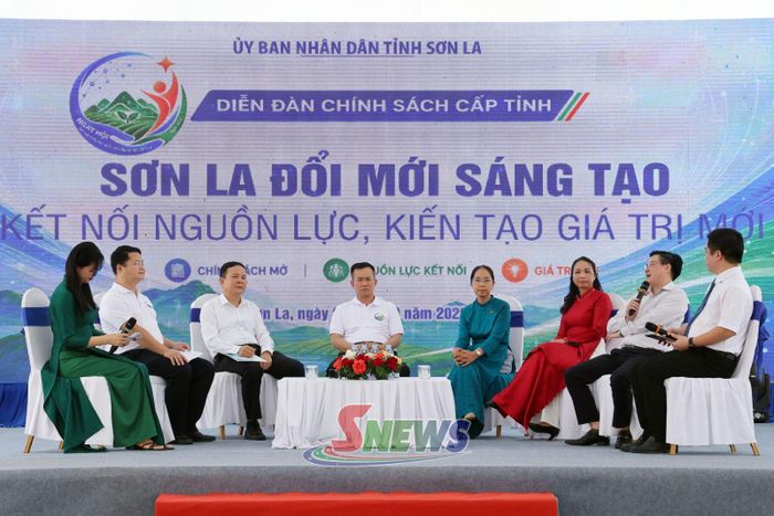Các chuyên gia trao đổi tại diễn đàn.