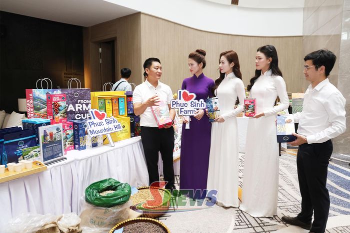 Các đại biểu trải nghiệm không gian cà phê Arabica Sơn La.