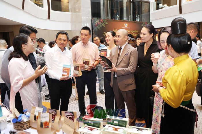 Đồng chí Chủ tịch UBND tỉnh Sơn La giới thiệu sản phẩm cà phê Arabica Sơn La tới các đại biểu.