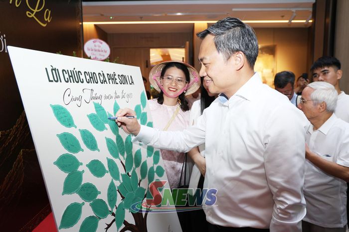 Đồng chí Chủ tịch UBND tỉnh gửi lời chúc cho cà phê Arabica Sơn La cùng thắng vươn tầm thế giới.