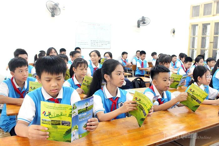 Các học sinh lớp 6, Phân hiệu Bình Thuận tham khảo, tìm hiểu cách sử dụng các thiết bị điện an toàn, tiết kiệm.