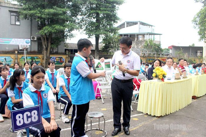 Cán bộ Trung tâm Khuyến công và Xúc tiến Công thương hướng dẫn học sinh nhận biết các thiết bị tiết kiệm điện.