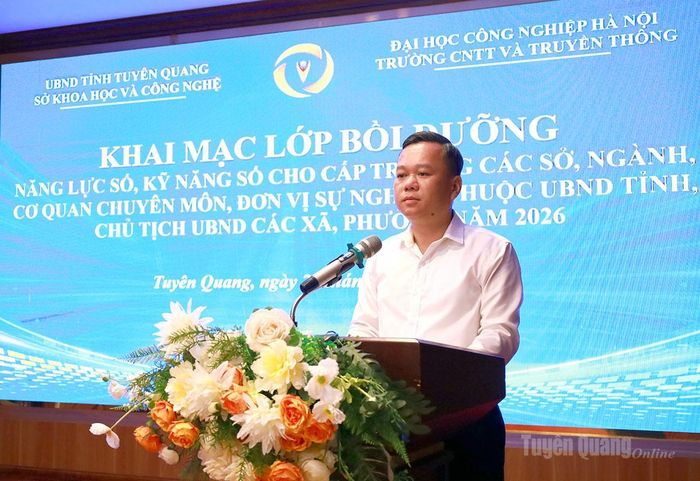 Đồng chí Đỗ Hùng Đức, Ủy viên Ban Chấp hành Đảng bộ tỉnh, Phó Chủ tịch UBND tỉnh phát biểu chỉ đạo tại lớp bồi dưỡng.