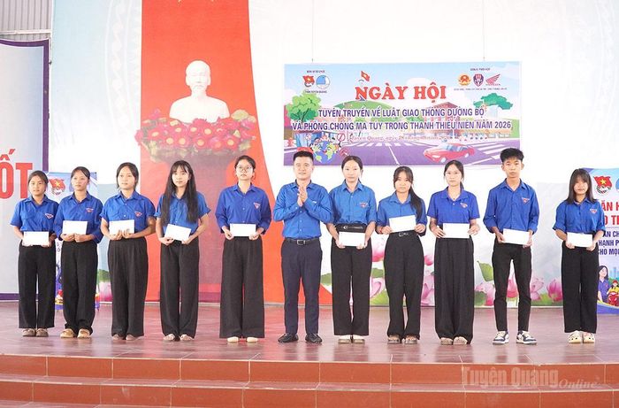 Tỉnh đoàn trao học bổng cho các em học sinh có hoàn cảnh khó khăn của trường THPT Trung Sơn.