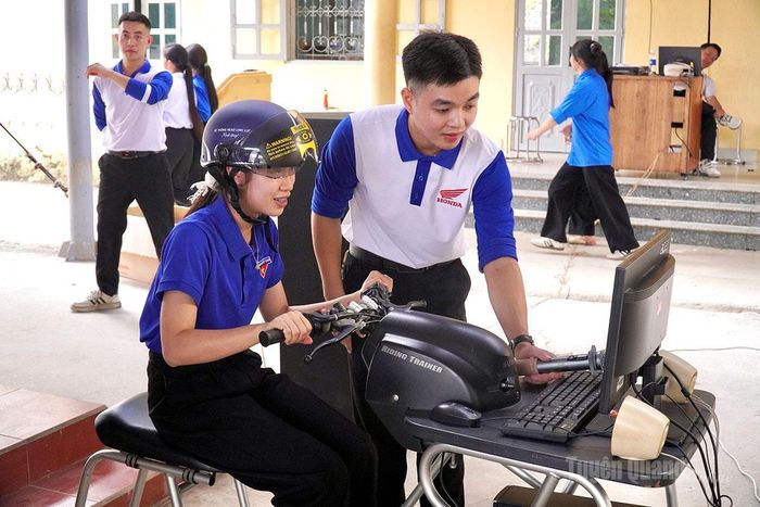Tập huấn, trang bị những kỹ năng lái xe an toàn cho các em học sinh trường THPT Trung Sơn.