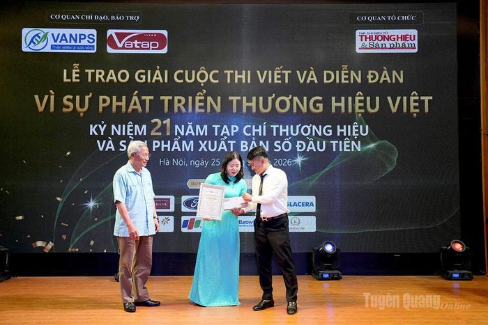 Ban Tổ chức trao giải Nhất cho tác giả Lý Thị Thu.