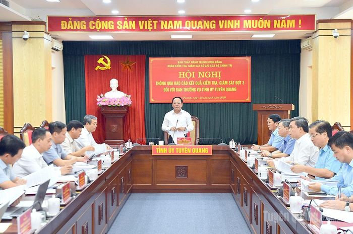 Đồng chí Trịnh Văn Quyết, Trưởng Ban Tuyên giáo Trung ương chủ trì hội nghị.