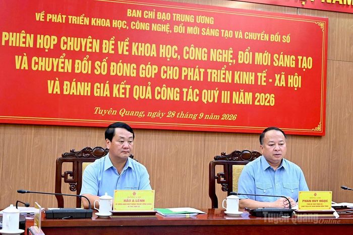 Các đồng chí: Hầu A Lềnh, Ủy viên BCH Trung ương Đảng, Bí thư Tỉnh ủy, Trưởng Ban Chỉ đạo 57 tỉnh; Phan Huy Ngọc, Phó Bí thư Tỉnh ủy, Chủ tịch UBND tỉnh, Phó Trưởng Thường trực Ban Chỉ đạo 57 tỉnh dự tại điểm cầu tỉnh Tuyên Quang.