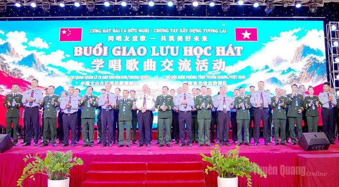 Đại biểu hai bên cùng hát bài hát “Việt Nam - Trung Hoa”.