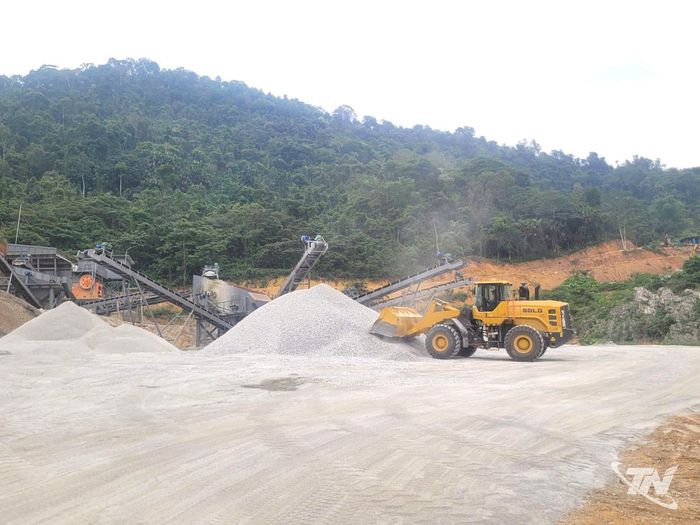 Hoạt động sản xuất, chế biến đá làm vật liệu xây dựng tại mỏ đá Nà Quang, xã Thanh Thịnh.