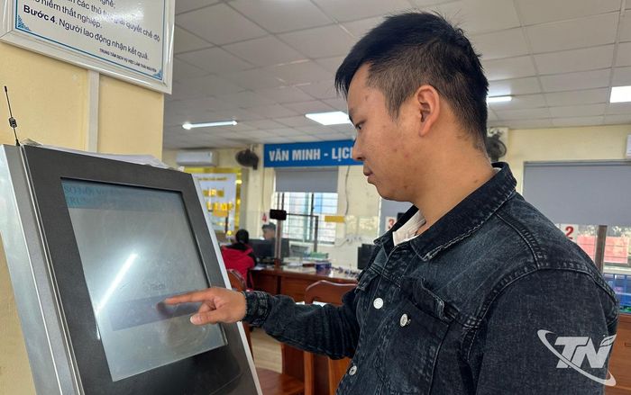 Người lao động đến tìm hiểu thông tin, tư vấn và kết nối việc làm tại Trung tâm Dịch vụ việc làm tỉnh Thái Nguyên.