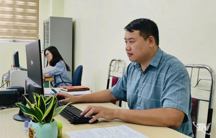 Anh Trần Quang Duy, cán bộ Sở Tư pháp Thái Nguyên, thực hiện nhiệm vụ chuyên môn tại cơ quan.