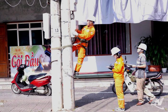 Nhân viên Điện lực kiểm tra định kỳ công tơ của khách hàng.