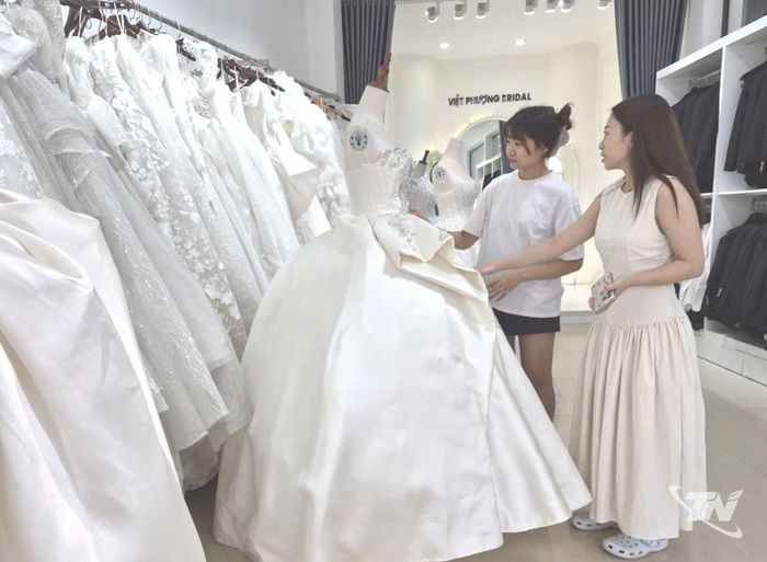 Tư vấn khách hàng chọn váy cưới tại Việt Phượng Studio.