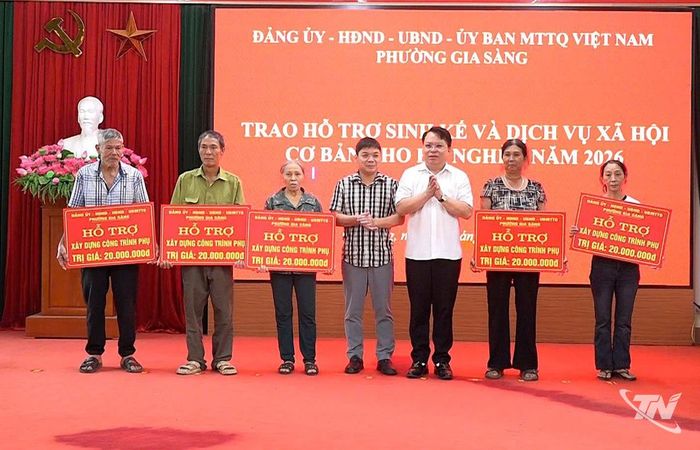 Ông Trần Văn Bình, Chủ tịch Ủy ban MTTQ phường Gia Sàng trao trao hỗ trợ sinh kế, nhu cầu xã hội cơ bản cho hộ nghèo trên địa bàn từ nguồn Quỹ “Vì người nghèo”.
