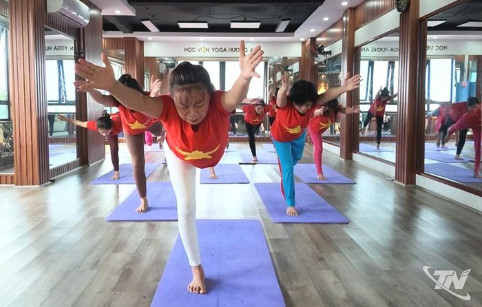 Huấn luyện viên yoga Bùi Minh Nguyệt hướng dẫn học viên tập những động tác khó.