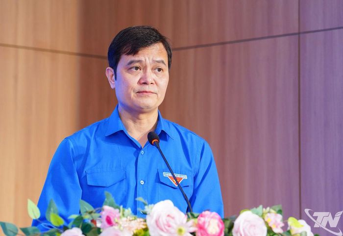 Đồng chí Bùi Quang Huy, Ủy viên Trung ương Đảng, Bí thư thứ nhất Trung ương Đoàn phát biểu tại Hội nghị