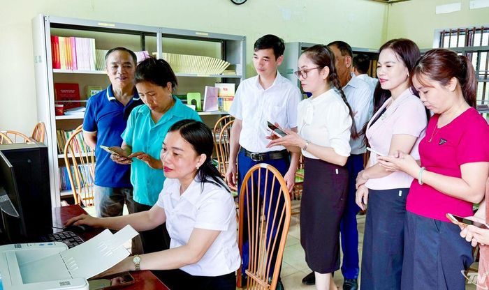 Cán bộ Trung tâm Phục vụ hành chính công xã hướng dẫn truy cập, tìm kiếm và khai báo hồ sơ trên Cổng Dịch vụ công quốc gia.