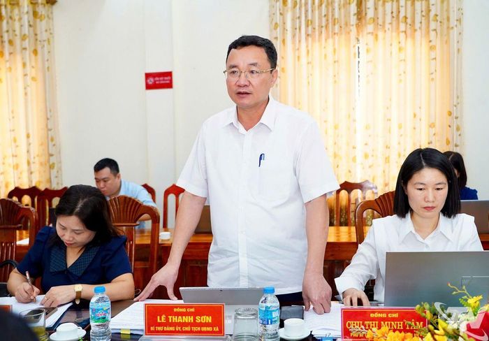 Lãnh đạo xã Điềm Thụy báo cáo tại buổi làm việc.