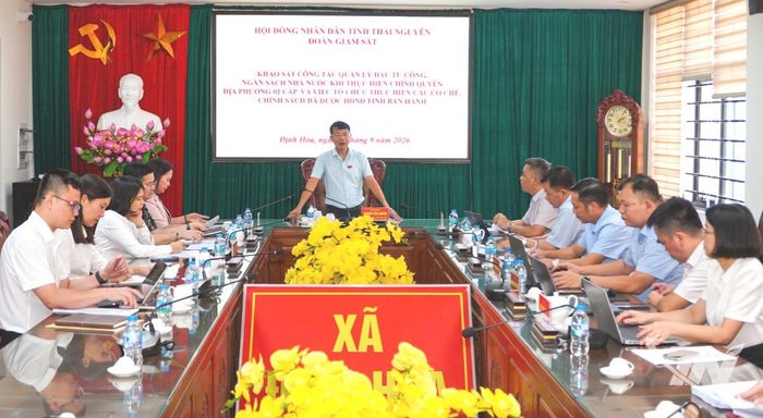 Đoàn giám sát của HĐND tỉnh làm việc tại UBND xã Định Hóa.